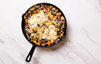 Жареный батат с индейкой, фасолью и овощами